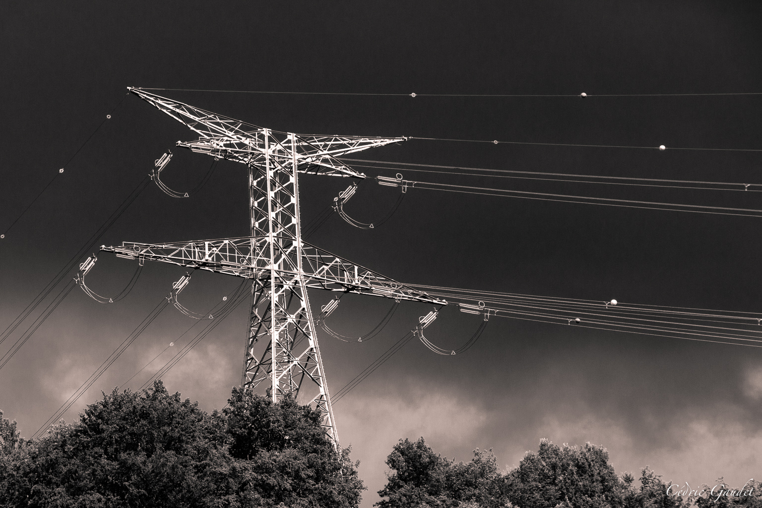 Electric, ou le graphisme des pylônes…