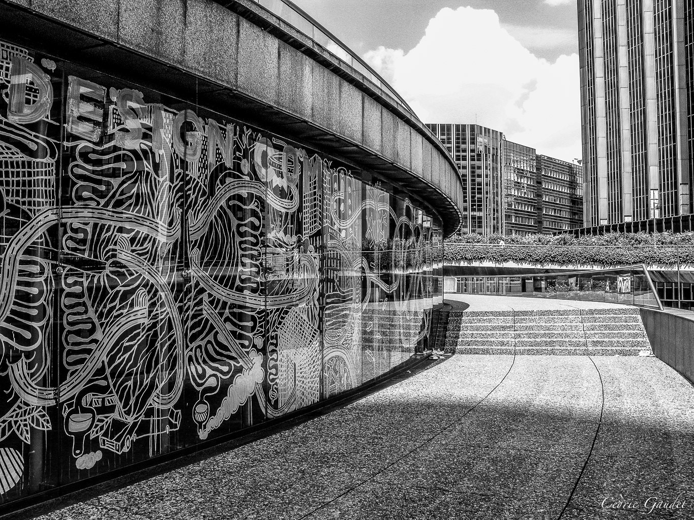 Une vue d'un architecture moderne, avec des lignes courbes et des éléments en béton, acier et verre, illustrant un design contemporain.